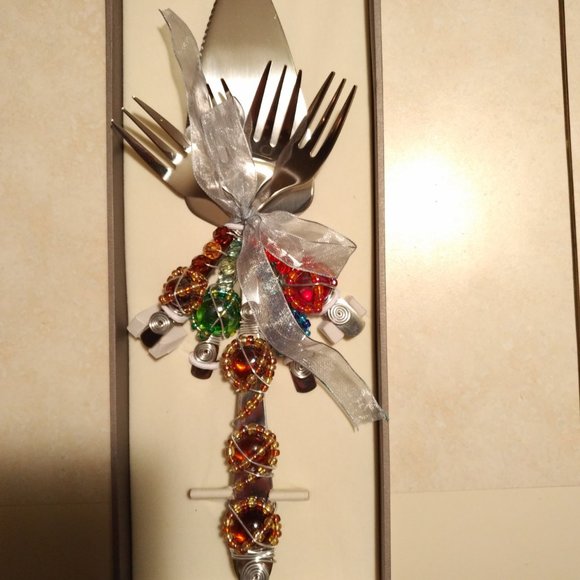 NIB--Wild Eye Designs Beaded Cake Server w/Forks - Picture 2 of 5